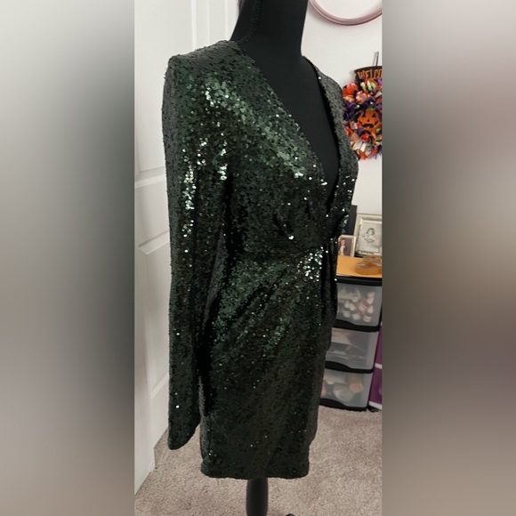 Charlotte Russe Deep V Long Sleeve Sequin Dress size M - Picture 7 of 8